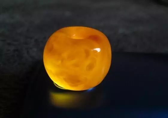 蜜蠟與琥珀哪個好_琥珀蜜蠟好處_琥珀蜜蠟好的雞油黃
