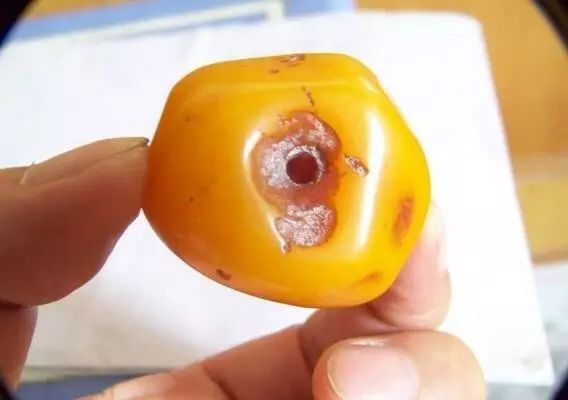琥珀蜜蠟好處_琥珀蜜蠟好的雞油黃_蜜蠟與琥珀哪個好
