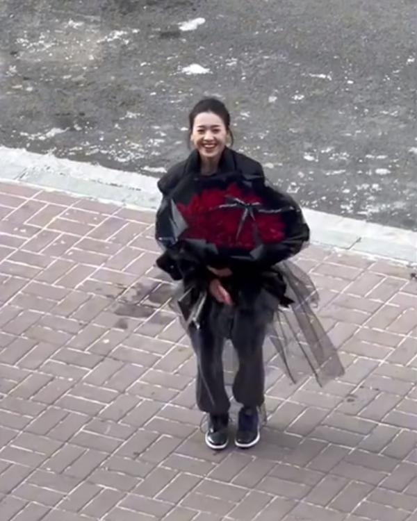內蒙古一女生手捧99朵玫瑰站男友樓下：想當第一個給他送花的女生